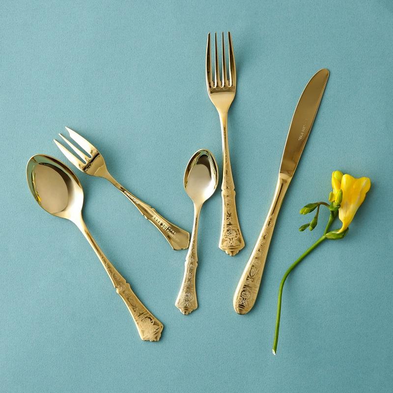 餐具手柄加上了ANNA SUI 特色花紋,更顯華麗。$100至180