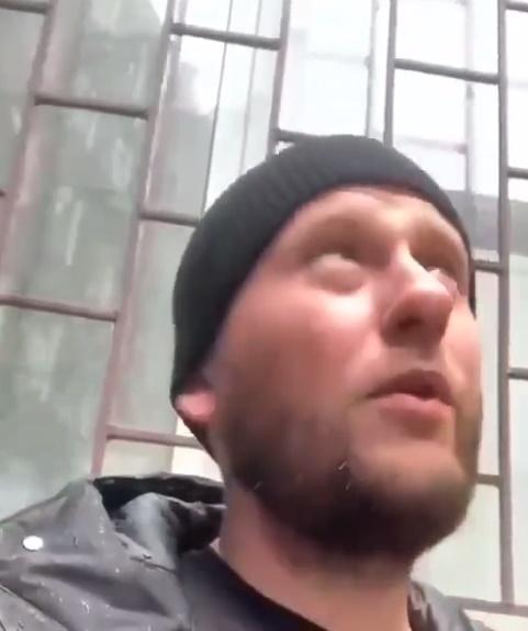 男子聽到空中傳來異常聲音,朝上去看。(IG)