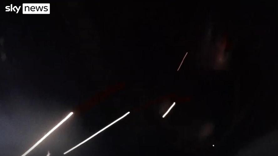 槍擊連連,車廂內更見火花。(Twitter)