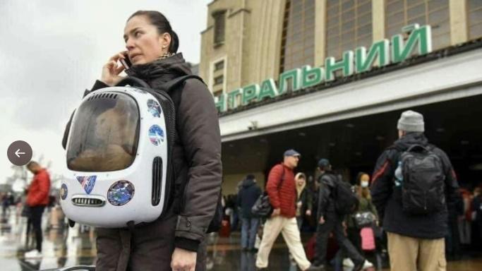 戰事發動最初,烏克蘭人逃難。(Twitter)