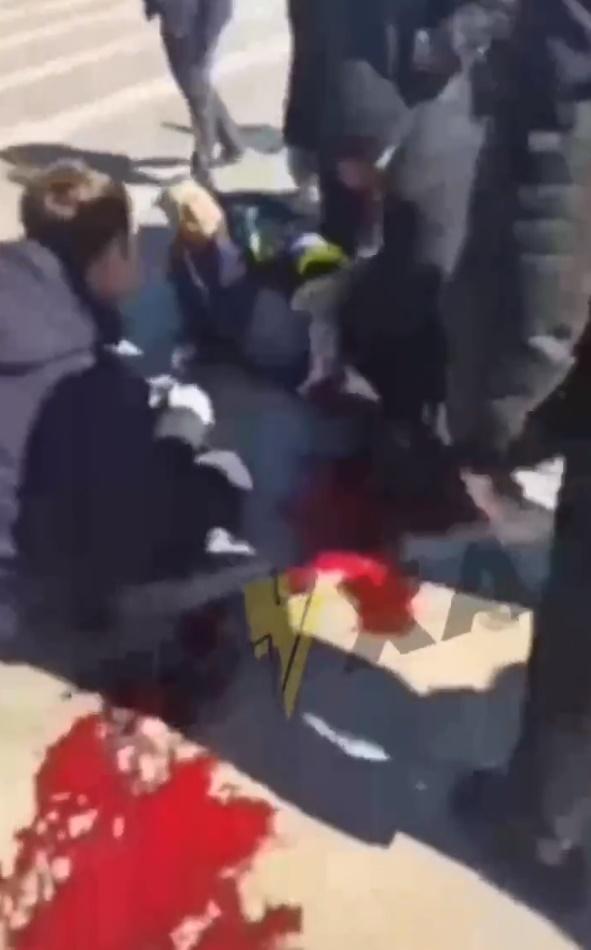 有人倒地向如泉湧。(Twitter)