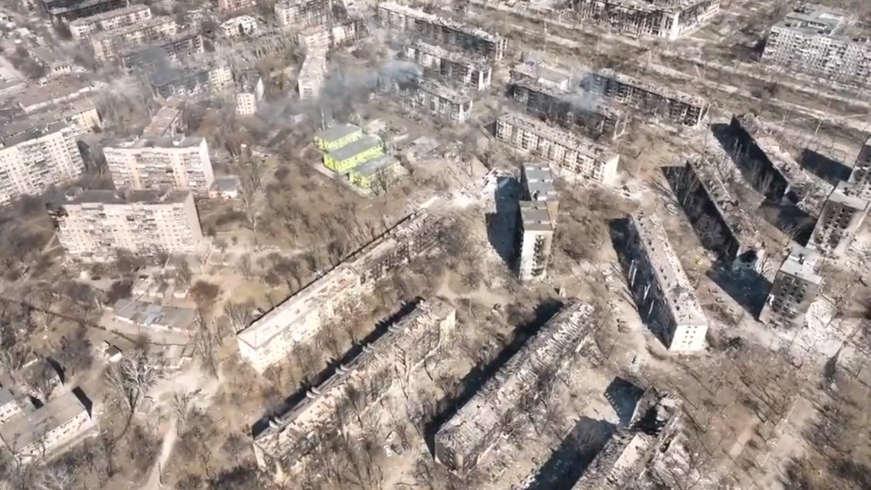 馬里烏波爾在遭受俄軍連日轟炸下幾乎盡成廢墟。(Twitter)