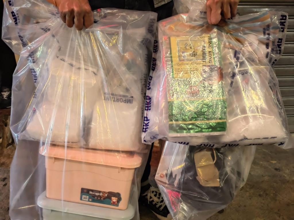 警方於行動中檢獲約4公斤冰毒、1.9公斤海洛英及一批毒品包裝工具,毒品市值超過港幣450萬。(警方圖片)