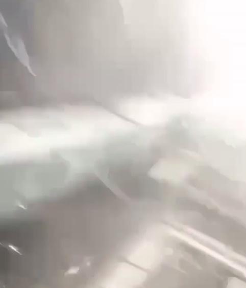 突然一聲巨響,鏡頭下四周碎片橫飛。(IG)