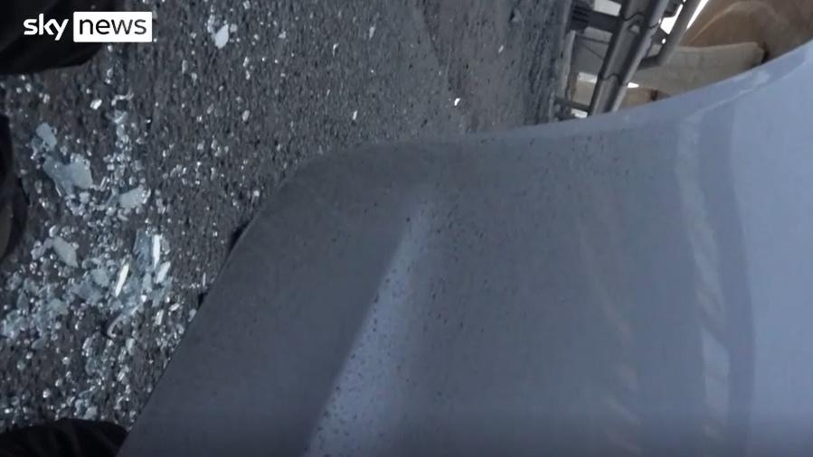 記者嘗試逃離車廂,更不住大叫「記者」以表明身分。(Twitter)