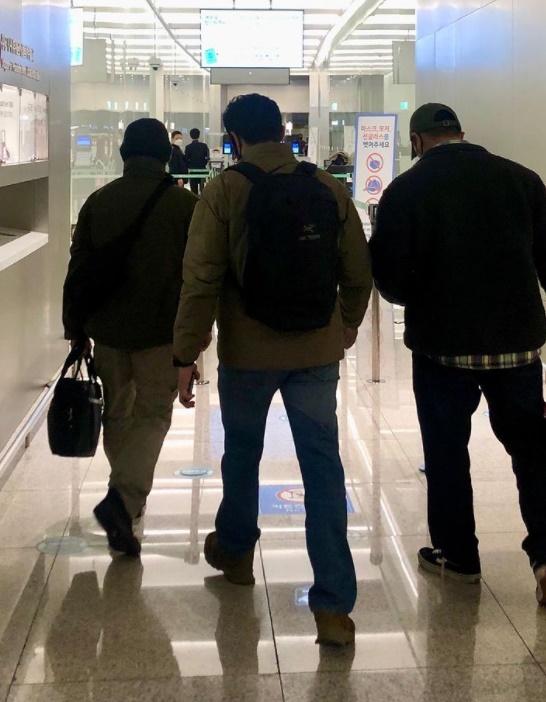 李根大尉在周日(6日)在Instagram上貼出在機場的背影照片,表示已經出發。(IG)