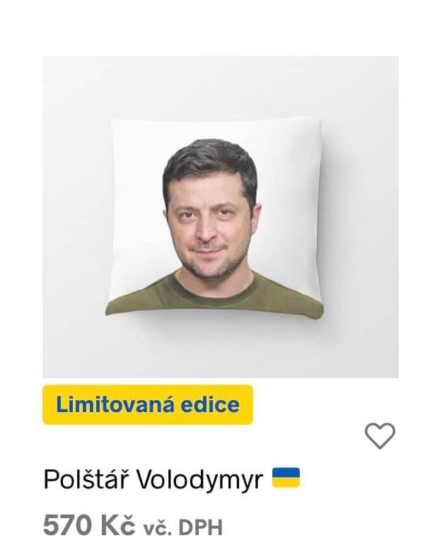 《TMBK》與慈善組織合作,推出一款澤連斯基肖像枕頭。(Twitter)