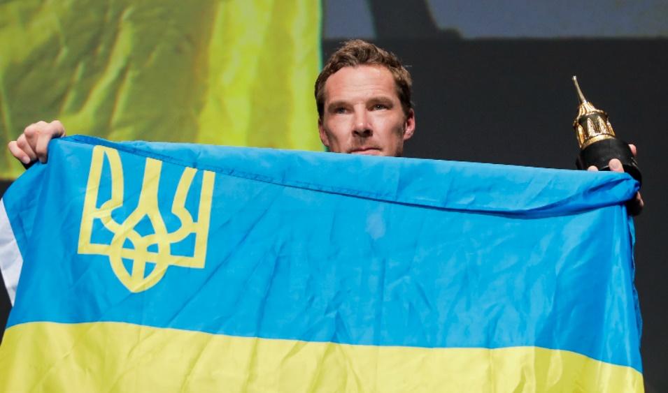 班尼狄甘巴貝治離開頒獎台時說:「Stand with Ukriane,我們需要採取行動」。(Twitter)