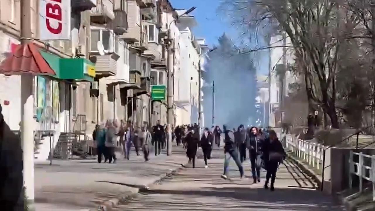 俄軍對和平示威平民開槍,更投下閃光彈及催淚彈。(Twitter)