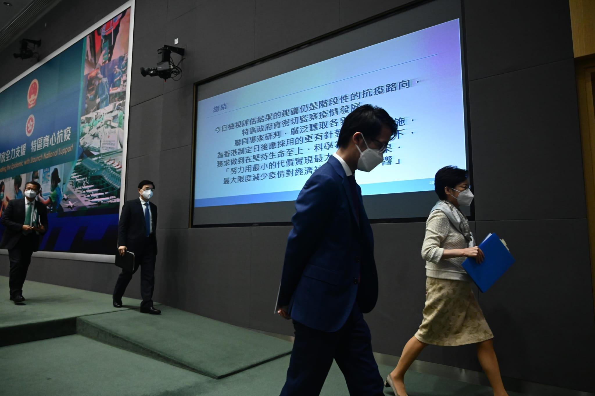 特首林鄭月娥公布復常路線圖。