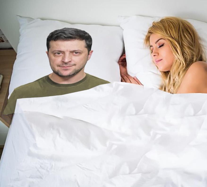 《TMBK》與慈善組織合作,推出一款澤連斯基肖像枕頭。(Twitter)