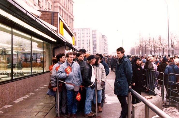 外媒為讀者重溫麥當勞1990年於俄開幕盛況。(網上圖片)