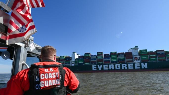 貨輪雖然擱淺,但不影響其他船隻進出巴爾的摩港。(Twitter)