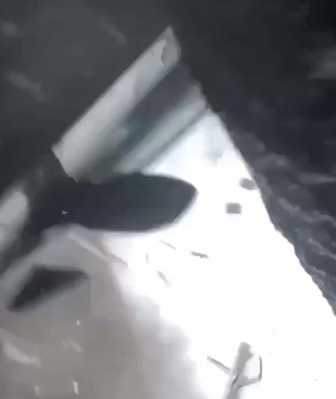 鏡頭下可見雜物碎石亂飛。(IG)