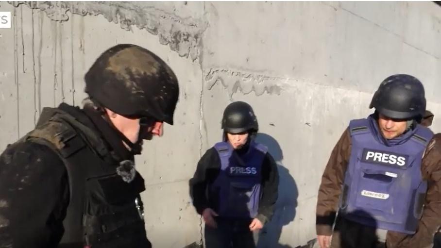 記者離開槍擊地點一段距離。(Twitter)