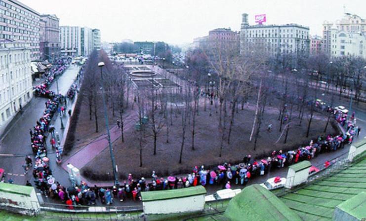 外媒為讀者重溫麥當勞1990年於俄開幕盛況。(網上圖片)