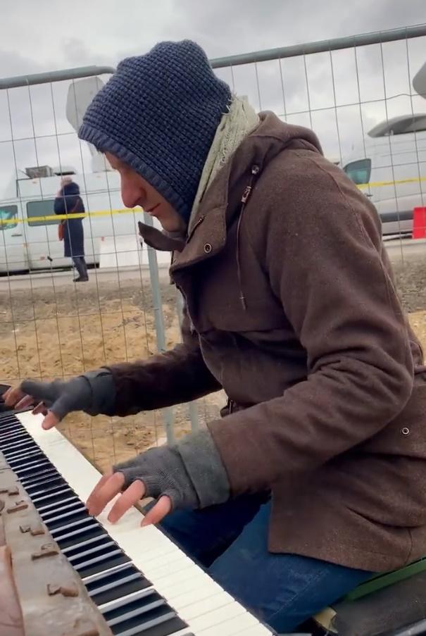 德國鋼琴家Davide Martello為烏難民彈奏。(Twitter)