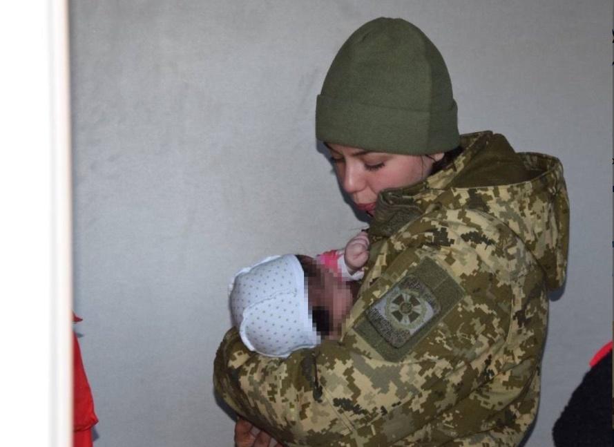 2名嬰兒暫時交由警方照顧。(烏克蘭國家邊防官網)