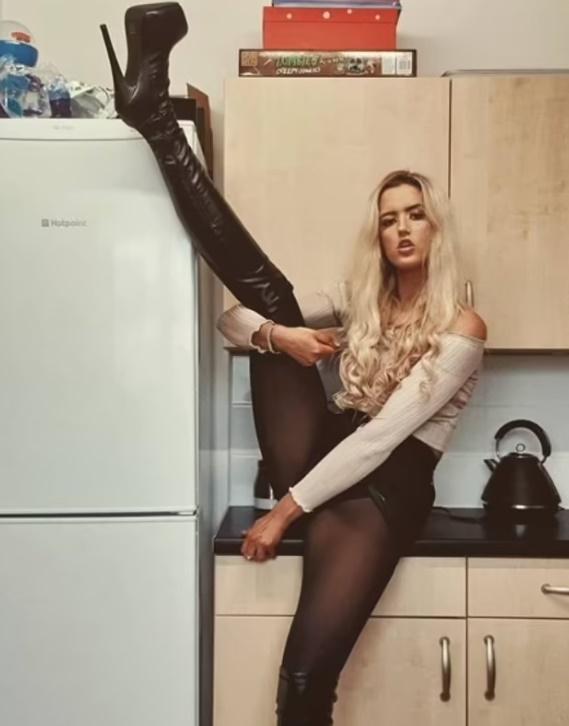 Lizzy Groombridge身高187公分,有著一雙39吋長腿。(IG)