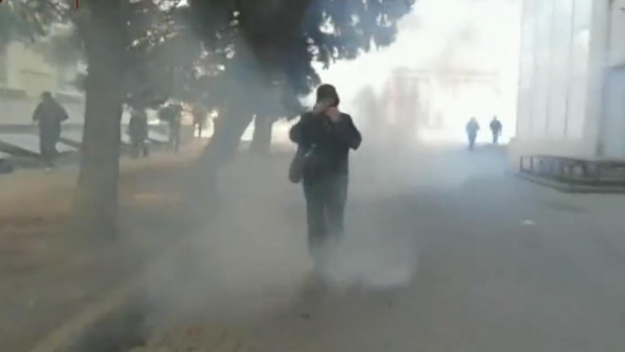 俄軍對和平示威平民開槍,更投下閃光彈及催淚彈。(Twitter)