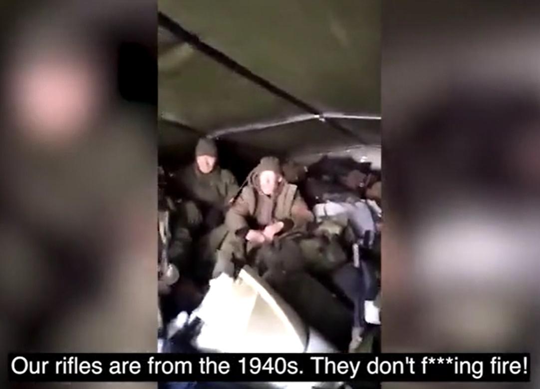 俄兵自稱是孩子,埋怨用二次大戰步槍戰鬥。(DailyMail)