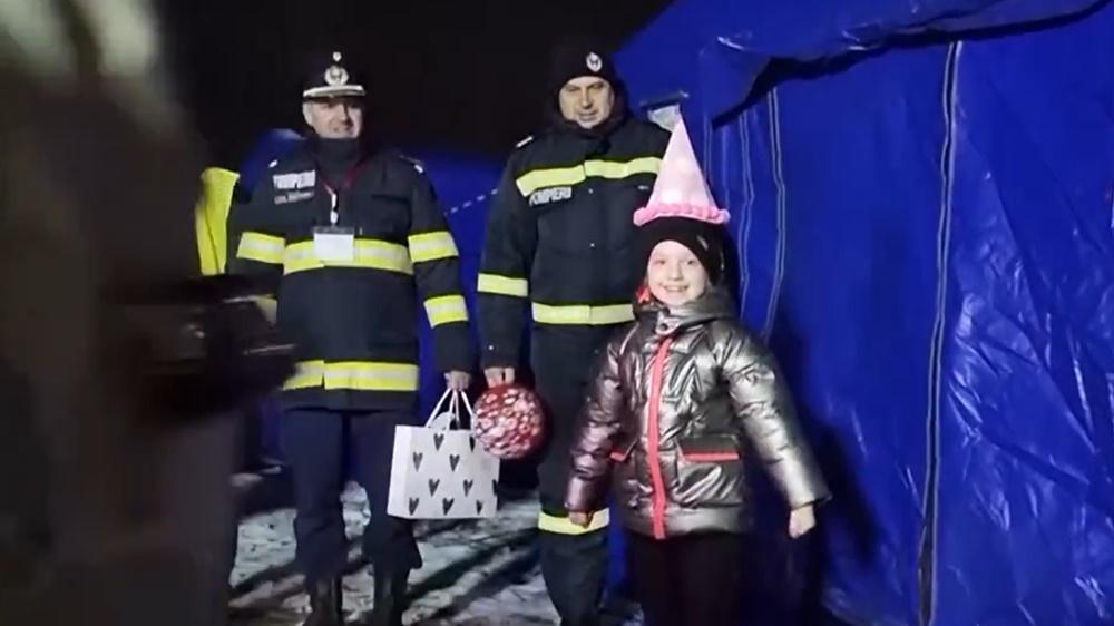 Arina戴上生日帽。(Twitter)