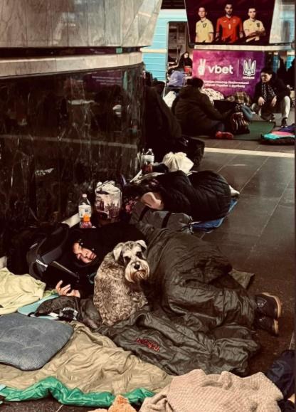 戰事發動最初,烏克蘭人以地鐵站為避難所。(Twitter)