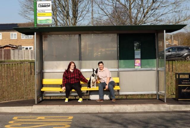 Pepper與主人Charlotte Jones和Saffron Caps。(FB)