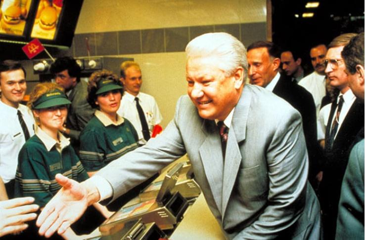 外媒為讀者重溫麥當勞1990年於俄開幕盛況。(網上圖片)