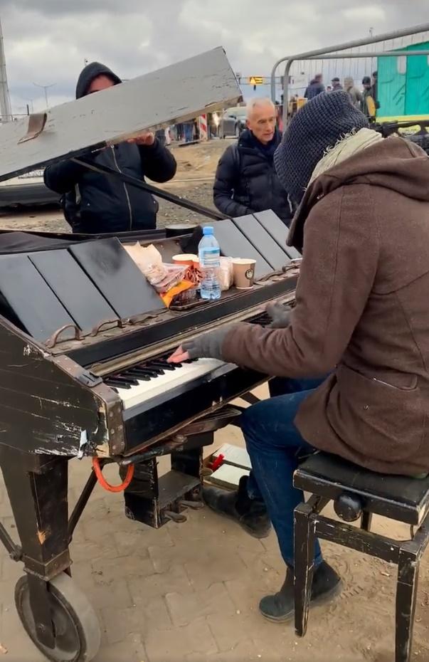 德國鋼琴家Davide Martello為烏難民彈奏。(Twitter)