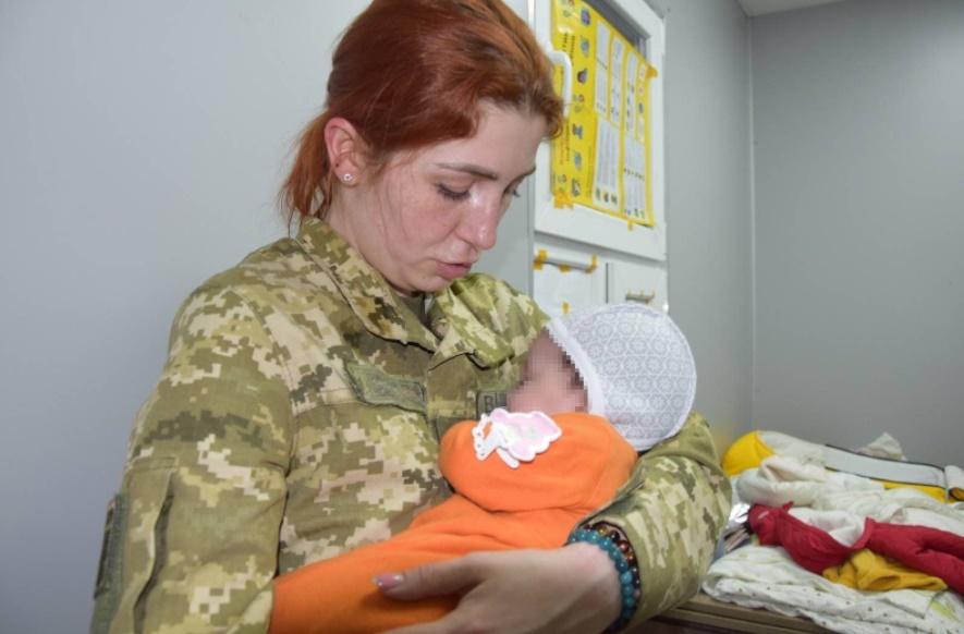 2名嬰兒暫時交由警方照顧。(烏克蘭國家邊防官網)