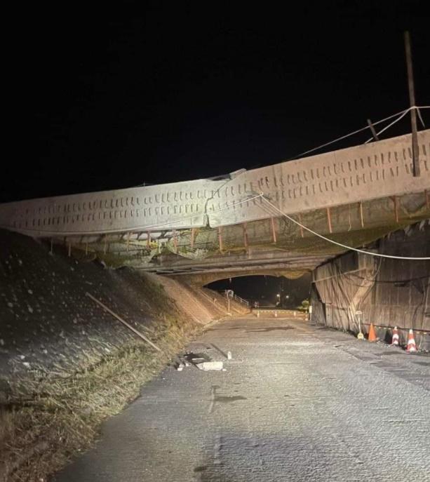 花蓮玉里鎮一條剛起好的橋樑倒塌,需要改道。(東森新聞)