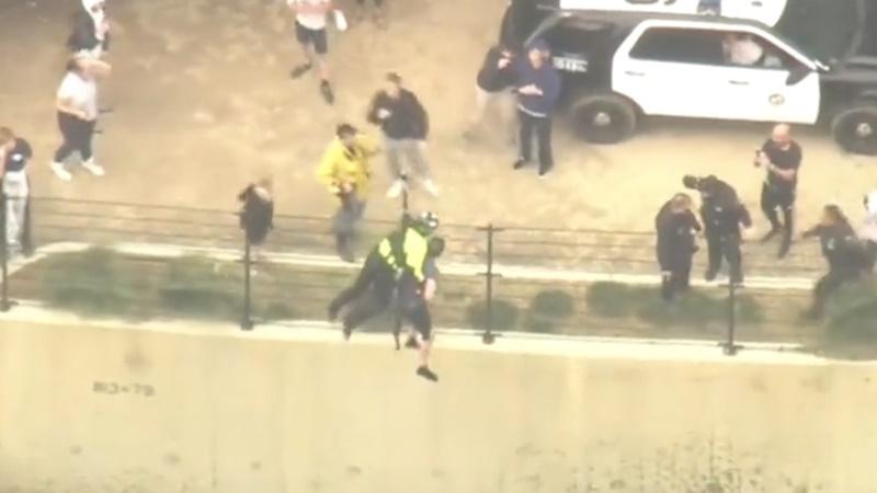 好心漢由直升機救起。(Twitter)