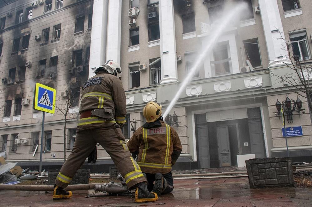哈爾科夫連日被俄軍猛烈炮轟,消防向起火建築物灑水撲火。(AP)