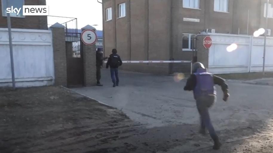 記者跑入倉庫暫避。(Twitter)