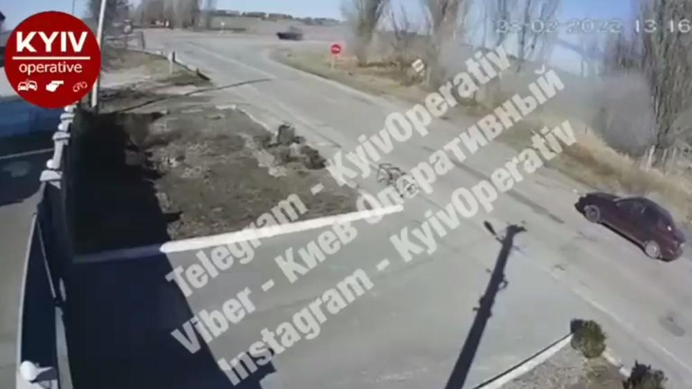 老夫婦的汽車疑似發現遠處有坦克車向其方向射擊,立即停下。(Twitter)