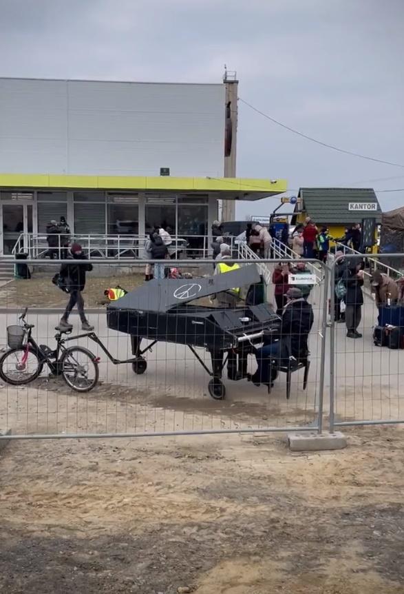 德國鋼琴家Davide Martello為烏難民彈奏。(Twitter)