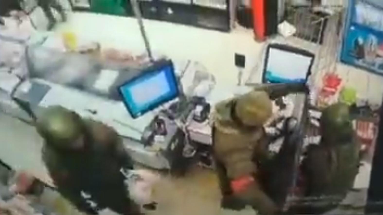 有疑似俄軍進入烏克蘭商店搶掠。(Twitter)