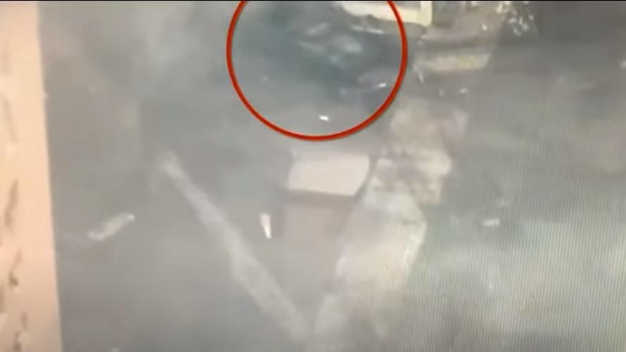 俄軍一輛坦克正在馬里烏波爾在建築物殘骸中。(Twitter)