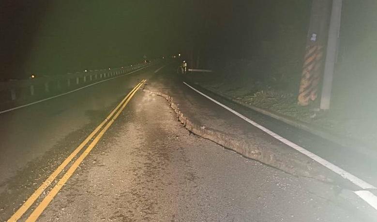 玉長公路路面龜裂,全線禁止通行。(自由時報)