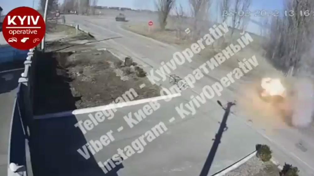 坦克車正面向汽車作出炮擊,汽車立即被炸成爛鐵。(Twitter)