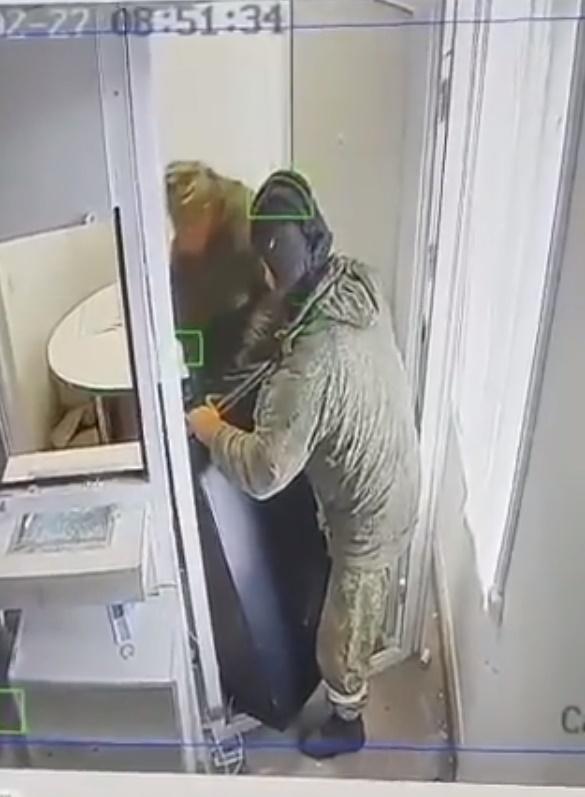 有疑似俄羅斯軍人偷食物。(Twitter)