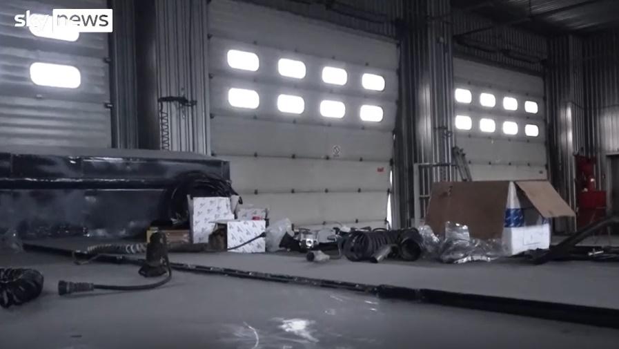 記者於倉庫內等候救援。(Twitter)