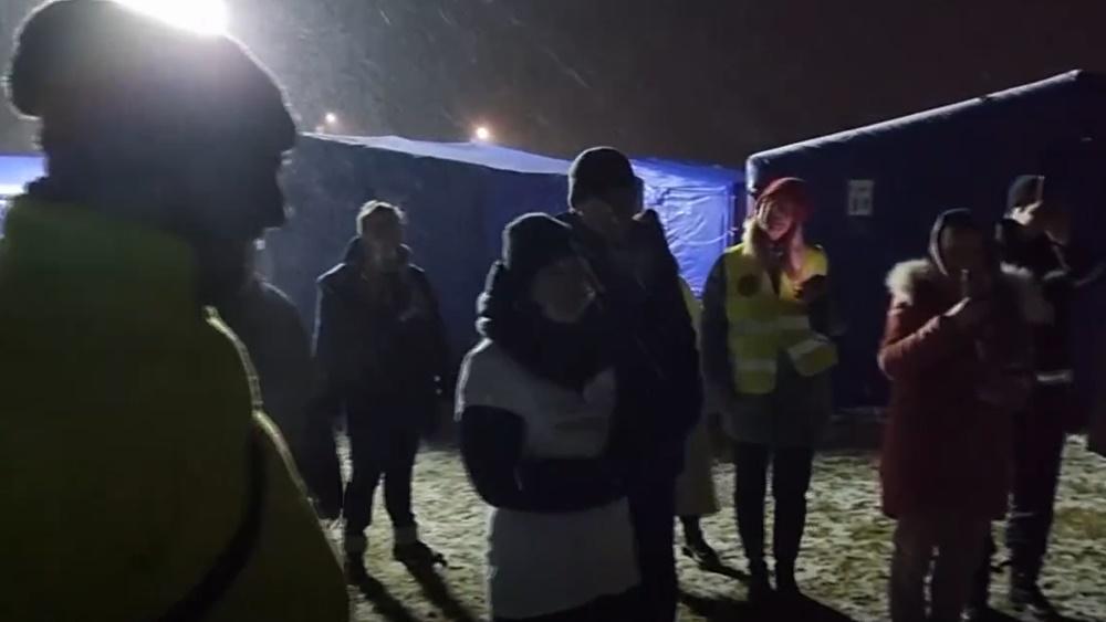 難民營內多人為Arina唱生日歌。(Twitter)