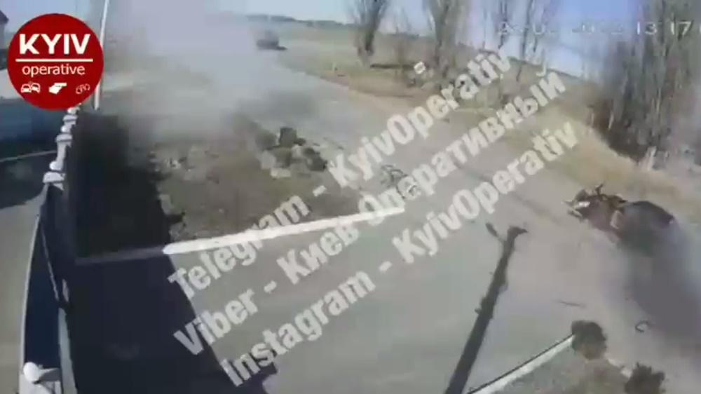 坦克再作出第二次炮轟,之後駛離。(Twitter)