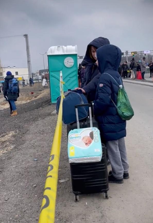 德國鋼琴家Davide Martello為烏難民彈奏,一對母子駐足聆聽。(Twitter)