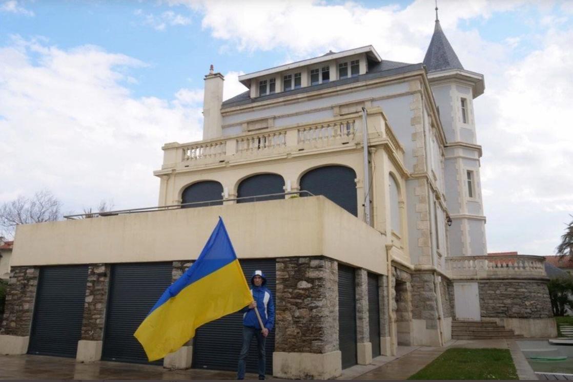 以色列傳媒《Kan News》的記者Amichai Stein亦在社交平台上載Pierre Afner在別墅內的照片。(Twitter)