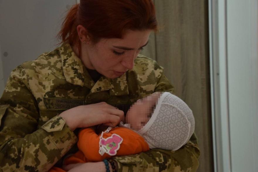 2名嬰兒暫時交由警方照顧。(烏克蘭國家邊防官網)