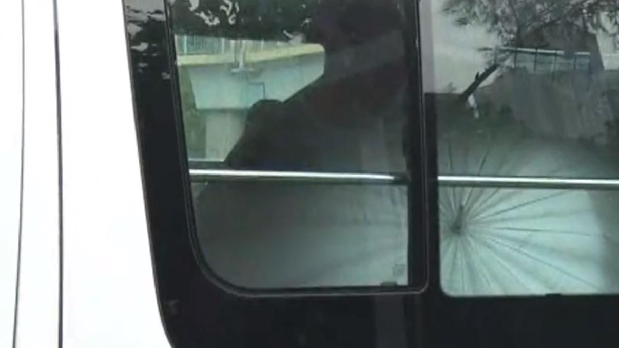 女嬰母親栛助警方調查。(電視截圖)