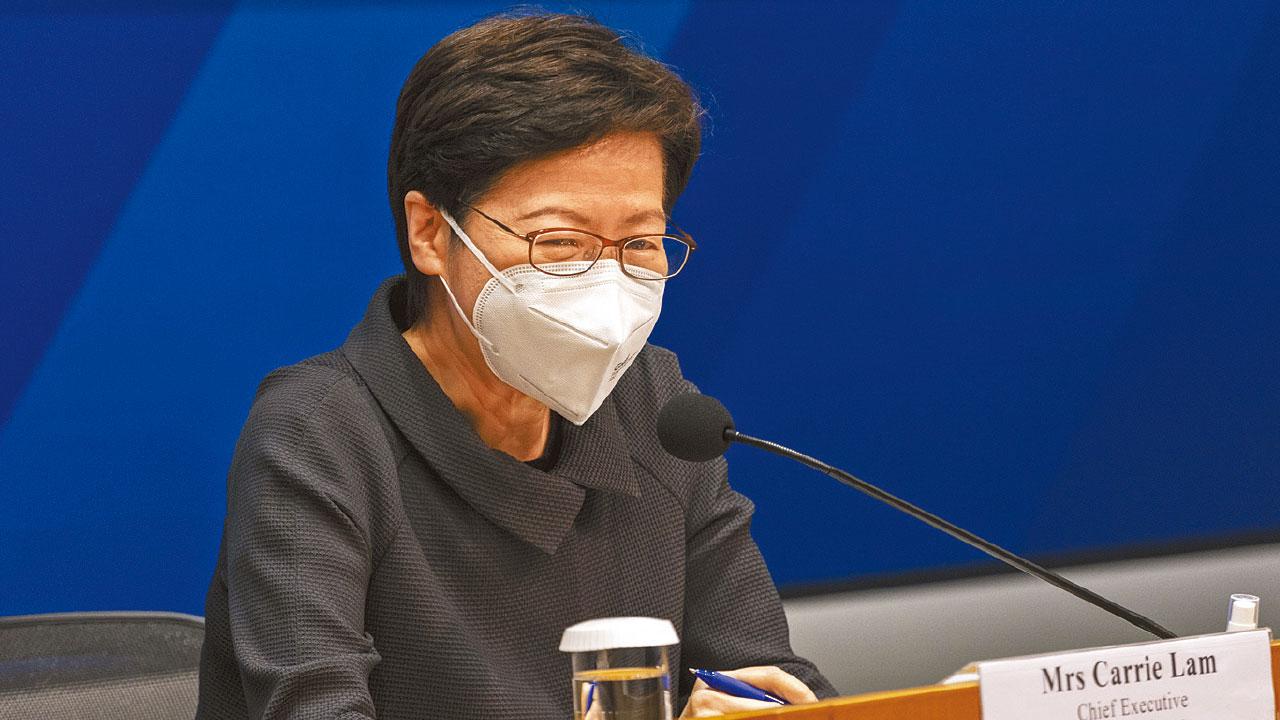 航班熔斷縮至7日 13隔離酒店轉檢疫 林鄭稱難大幅放寬